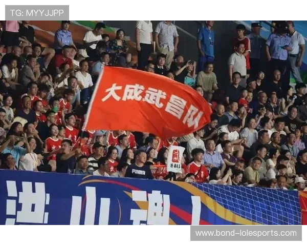 武汉体育中心足球赛激情四溢 球星对决点燃城市运动热情 武汉体育中心足球赛激情四溢 球星对决点燃城市运动热情