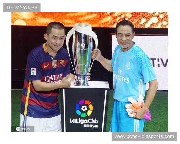 足球场上脚踩足球如舞的明星球员盘点及技巧分析